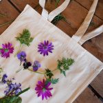 Workshop verven met planten - plantenprints op katoenen tas