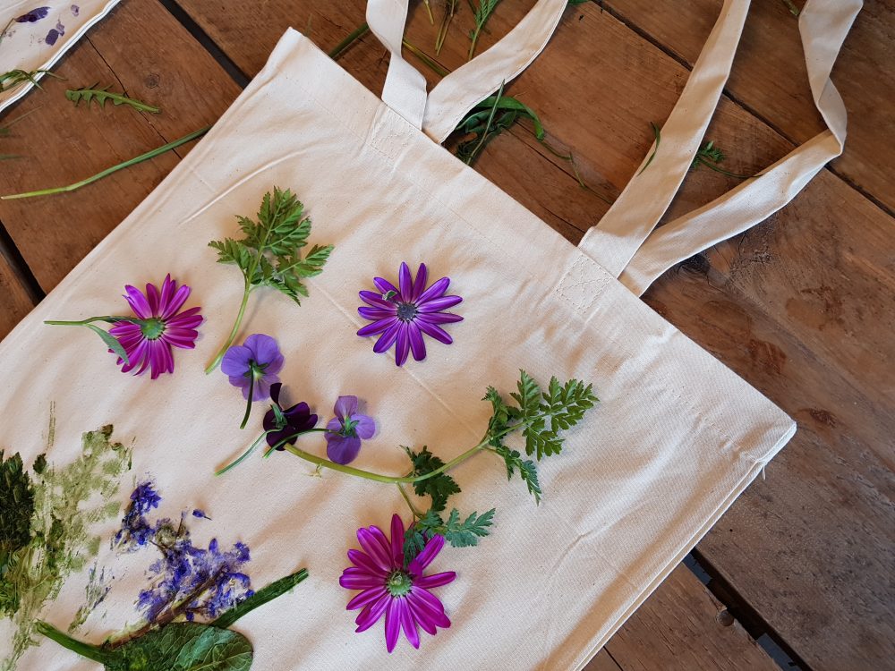 Workshop verven met planten - plantenprints op katoenen tas