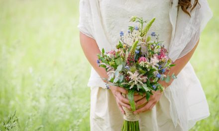 Landelijk trouwen met accessoires van wolvilt en zijde